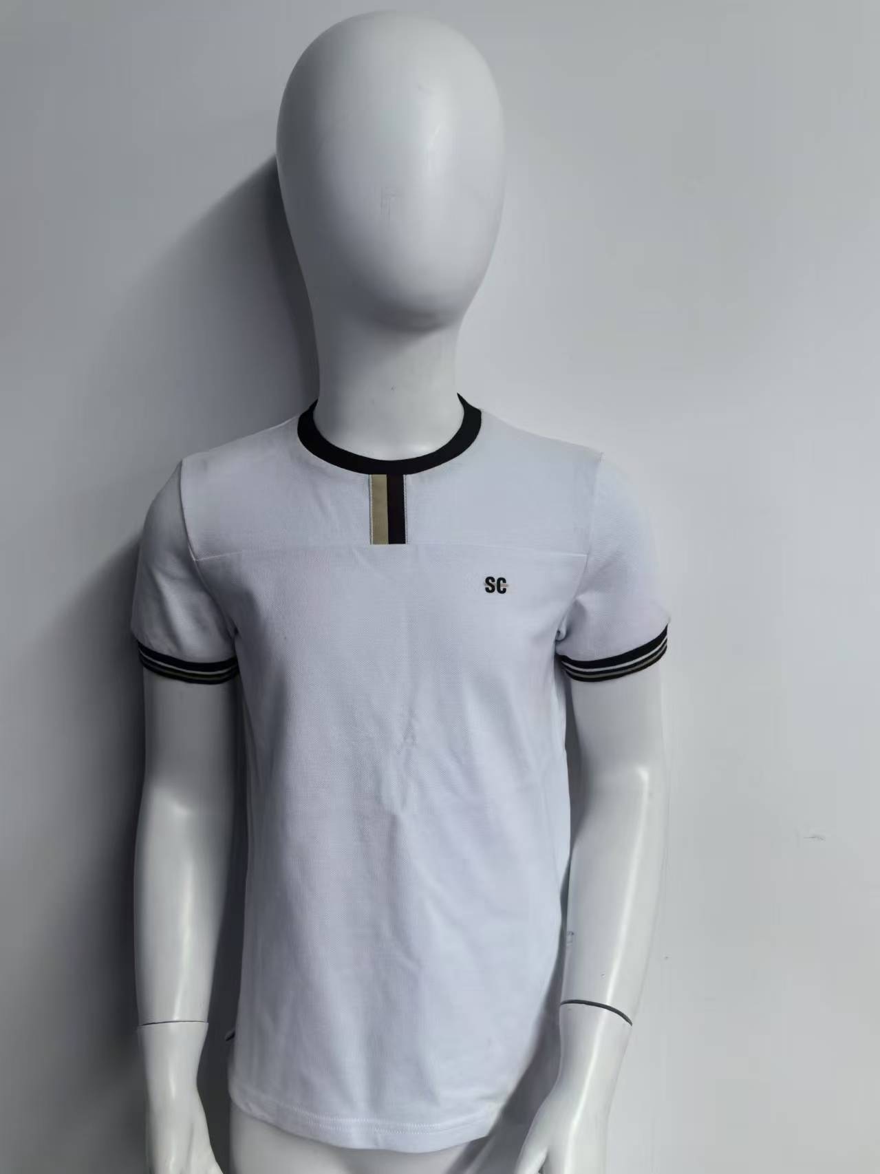 Knitted t-shirt with a round c