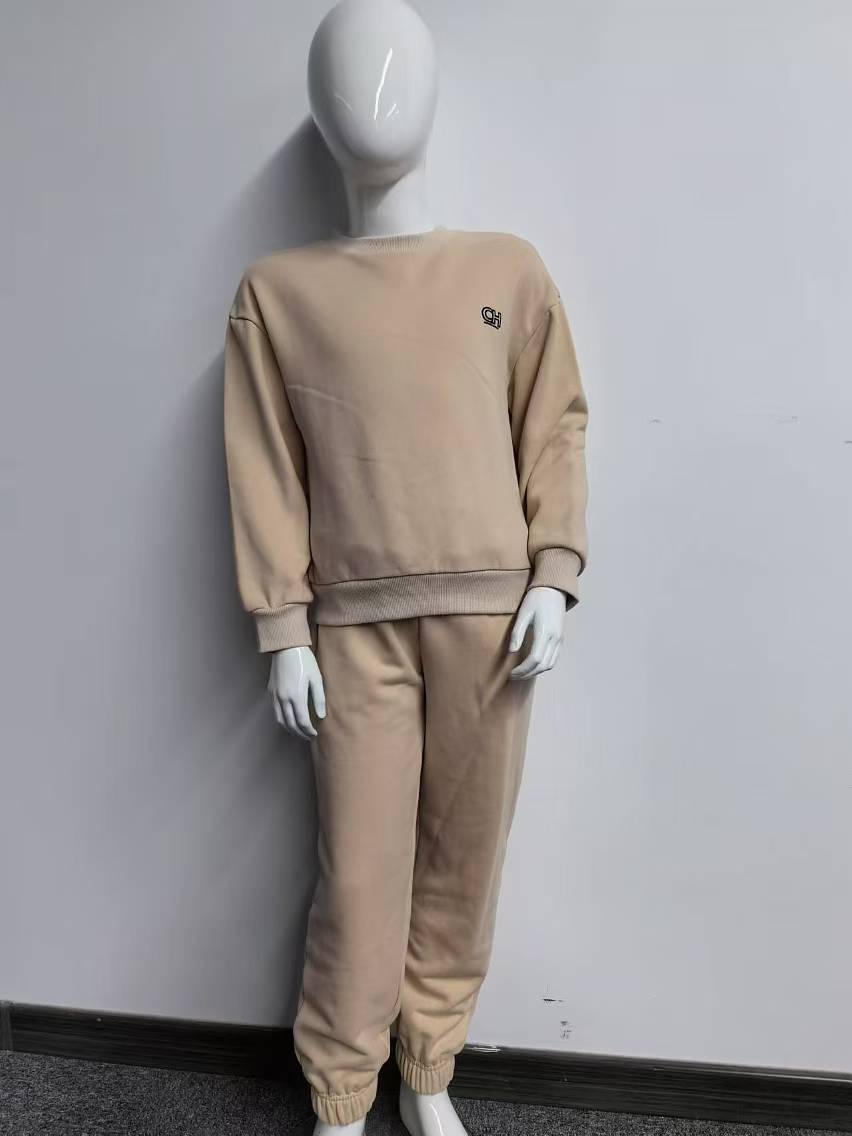 Knitted sports suit for girls